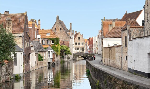A Foodie’s Guide to Belgium: Authentic Dishes, Best Waffles, and Culinary Delights