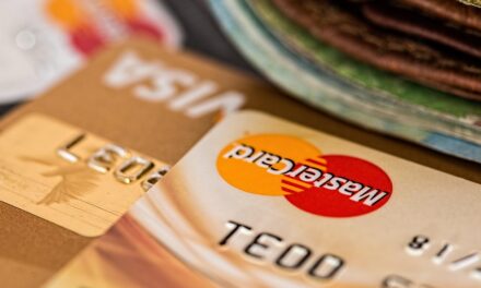 Best Financial Tools for Travelers: Credit Cards, Currency Tips, and Budget Strategies
