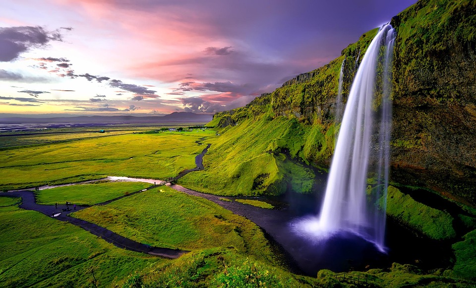 Must-Visit Destinations in Iceland: From Glaciers to Lava Fields