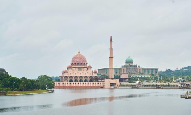 A Taste of Malaysia: Culinary Adventures, Night Markets, and Local Food Delights