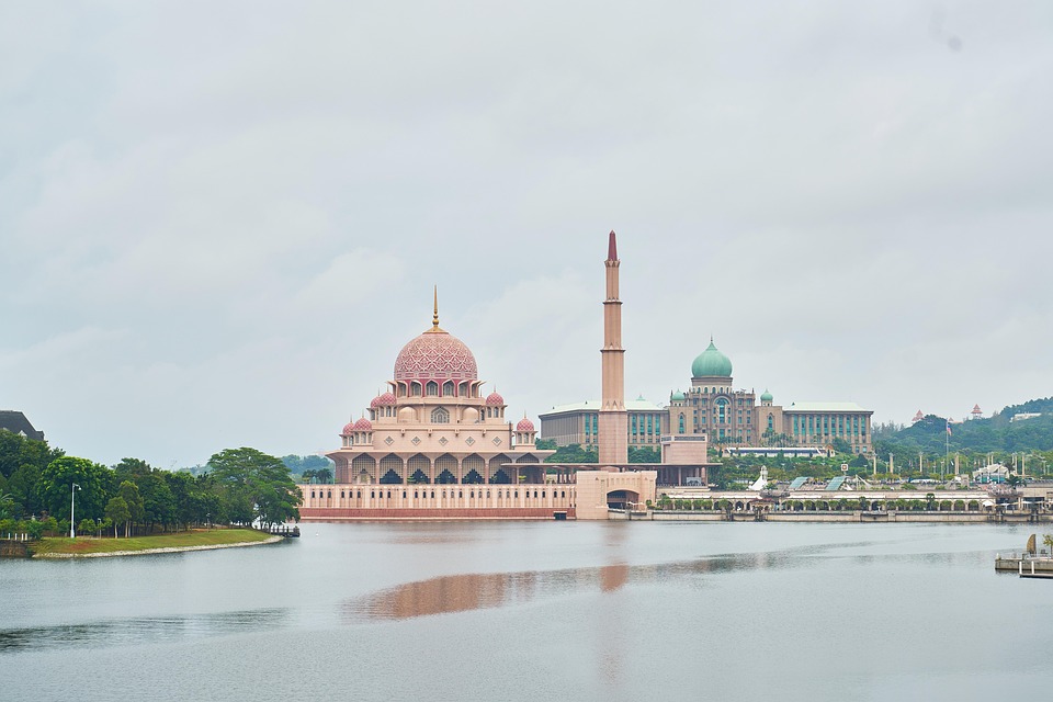 A Taste of Malaysia: Culinary Adventures, Night Markets, and Local Food Delights