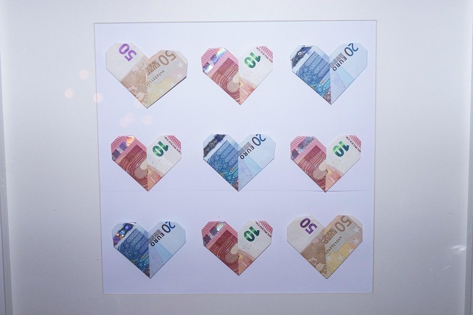 How to Save Money While Traveling Solo: Expert Tips for Affordable Exploration